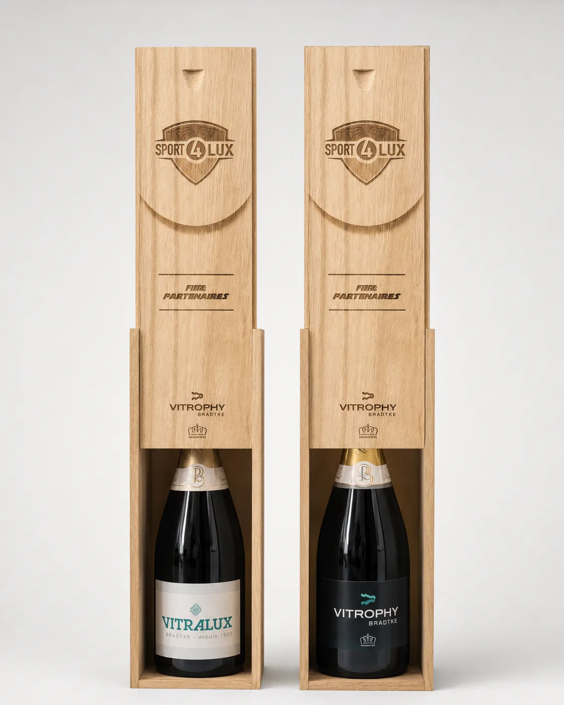 Coffrets en bois gravés au laser du logo Sport4Lux avec bouteilles Vitralux et Vitrophy — gravure personnalisée Luxembourg — Vitralux Bradtke