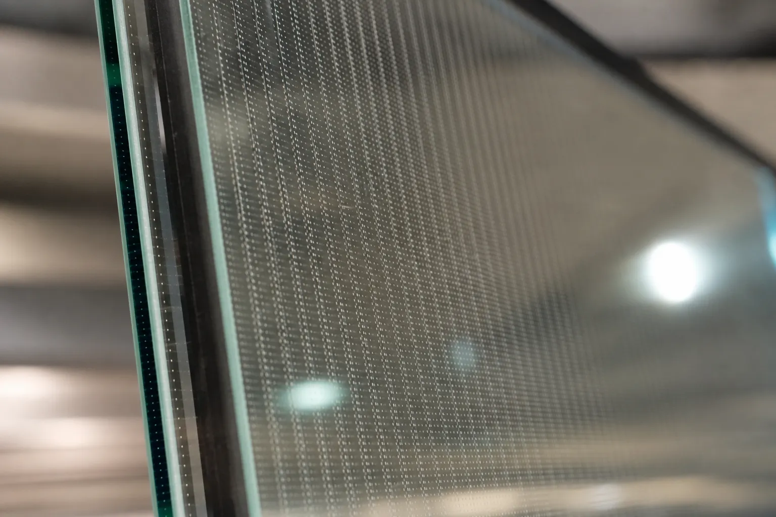 Détail d'un vitrage à fine grille conductrice laissant passer les ondes radio et mobiles — passage d'ondes verre Luxembourg — Vitralux Bradtke