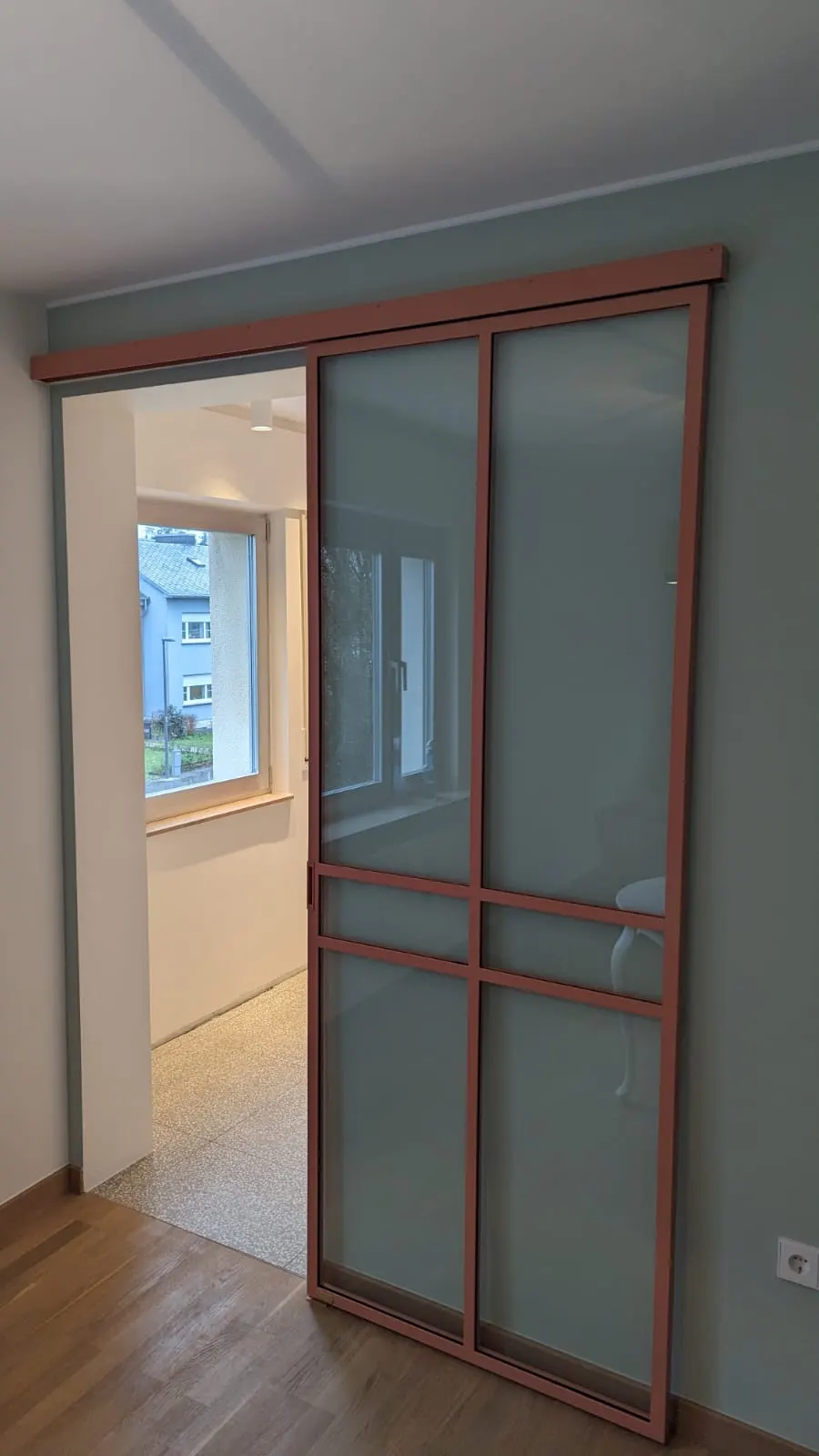 Porte coulissante style verrière laquée couleur RAL avec verre satiné — verrière intérieure sur mesure Luxembourg — Vitralux Bradtke