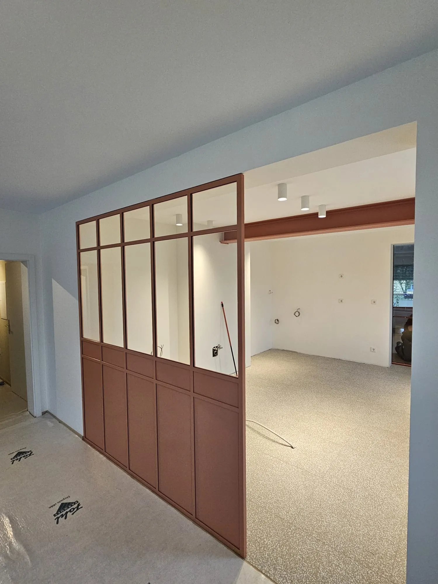Verrière d'atelier avec soubassement en bois sur mesure — verrière Luxembourg — Vitralux Bradtke
