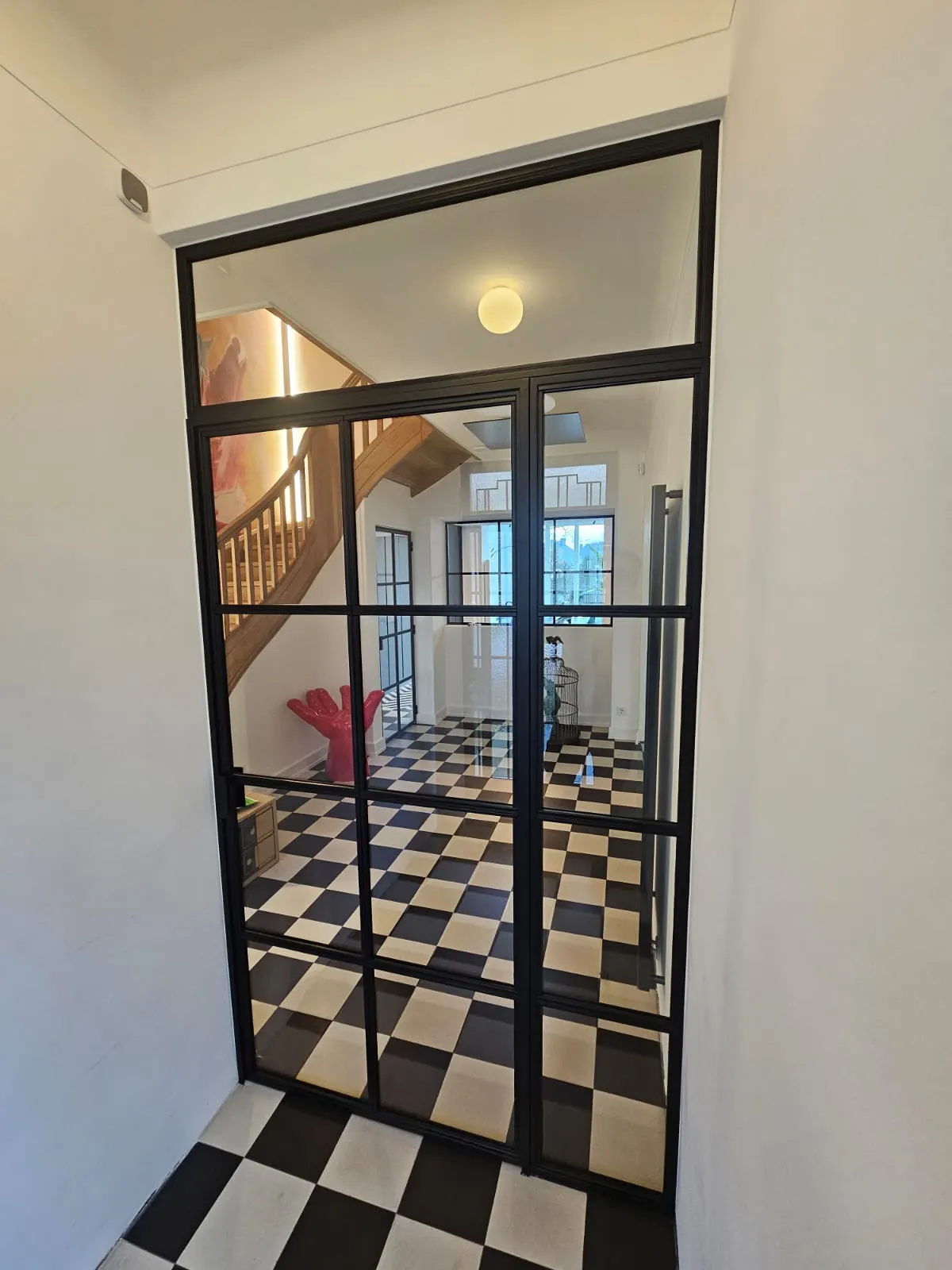 Verrière d'atelier au-dessus d'un escalier, sol en damier — verrière Luxembourg — Vitralux Bradtke