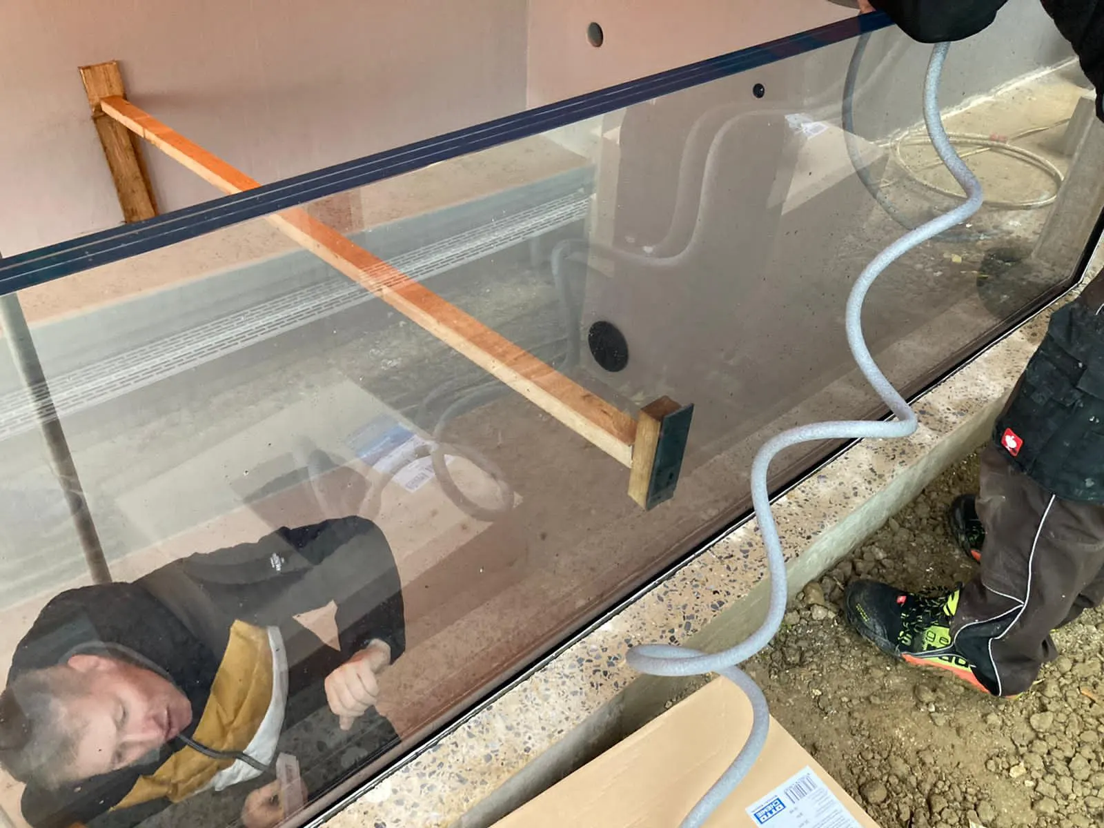 Détail du scellement structurel DC 993 d'une paroi vitrée de bassin