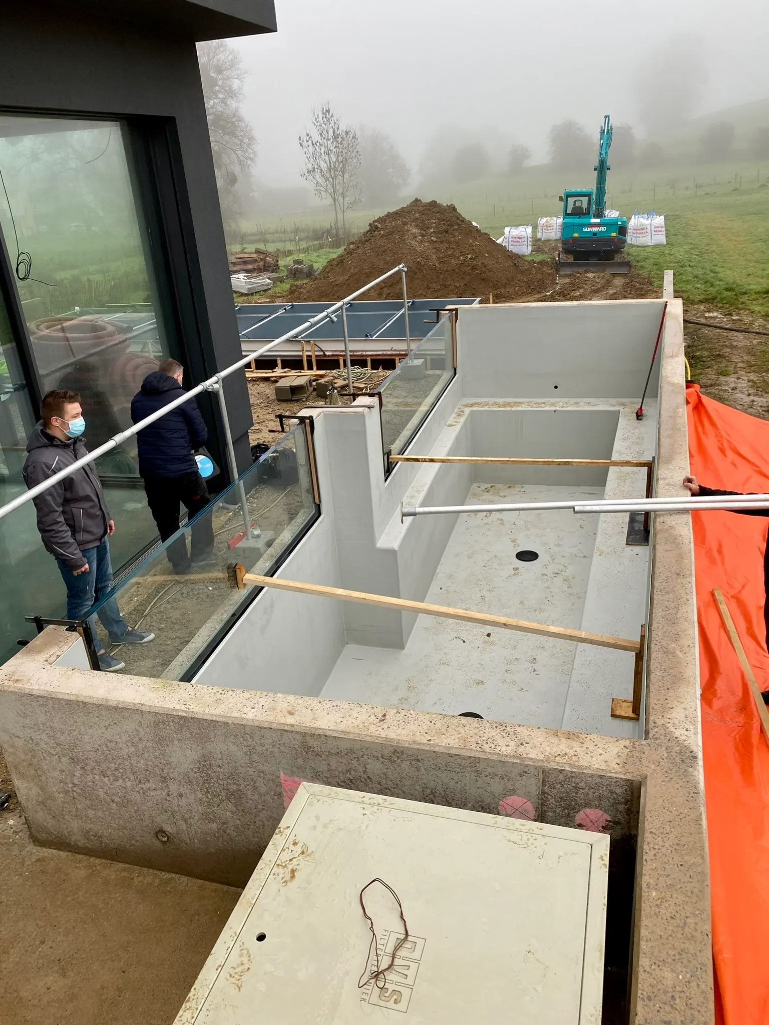 Ajustement d'un vitrage feuilleté dans la structure béton d'une piscine — Vitralux